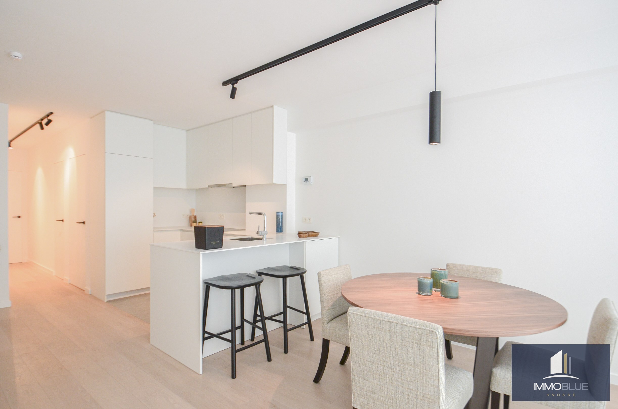 Appartement intemporel, r&#233;cemment enti&#232;rement r&#233;nov&#233;, avec vue lat&#233;rale sur la mer, situ&#233; au Zoute. 