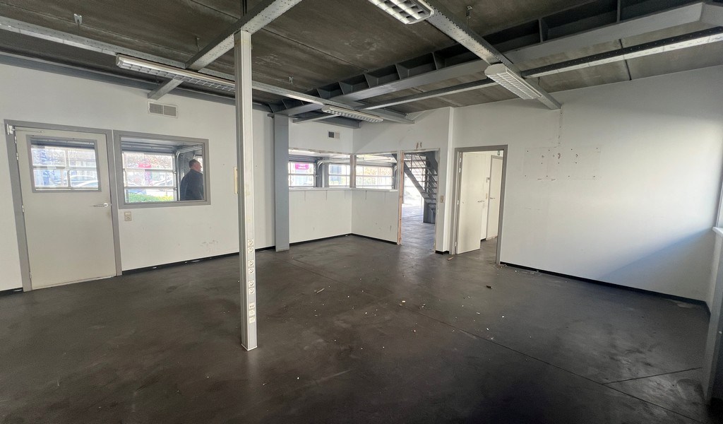 Commercieel gelegen showroom met magazijn te huur in Wetteren