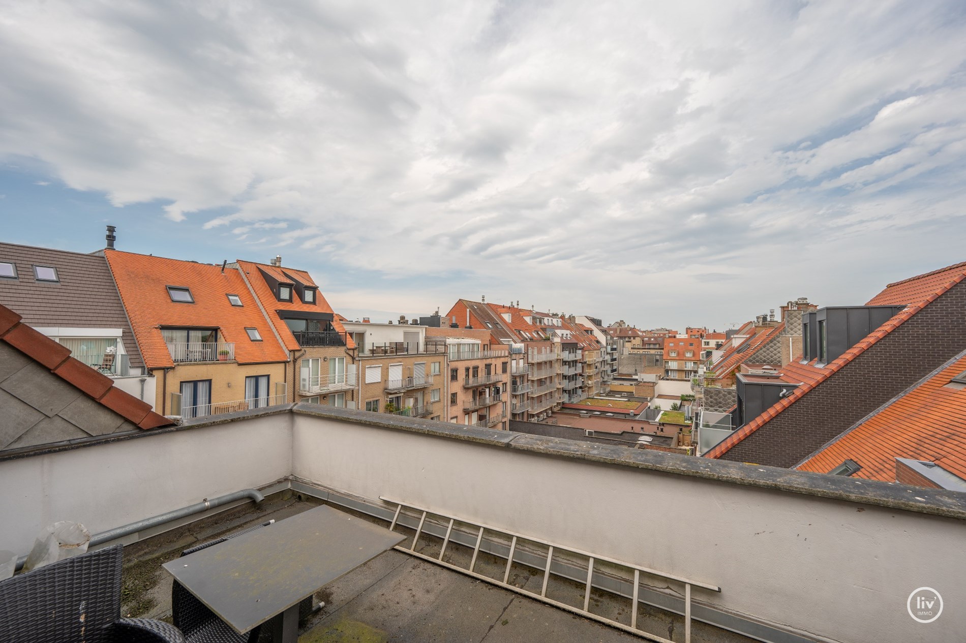 Penthouse met 1 slaapkamer met voor en achterterras in een kleine mede-eigendom met lage lasten. 