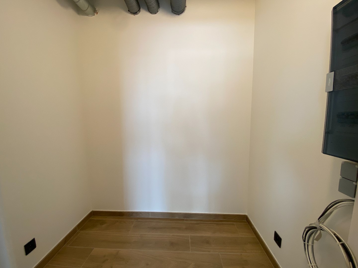 Nieuwbouw luxe appartement op de eerste verdieping met 2 grote terrassen, 2 slaapkamers en mogelijkheid om een garage bij te huren. 