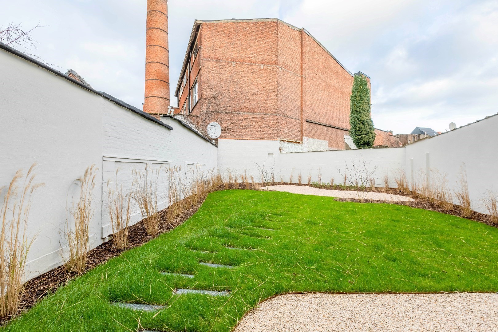 BEZOEKMOMENTEN VOLZET !!! 1-slaapkamerappartement met gemeenschappelijke tuin 