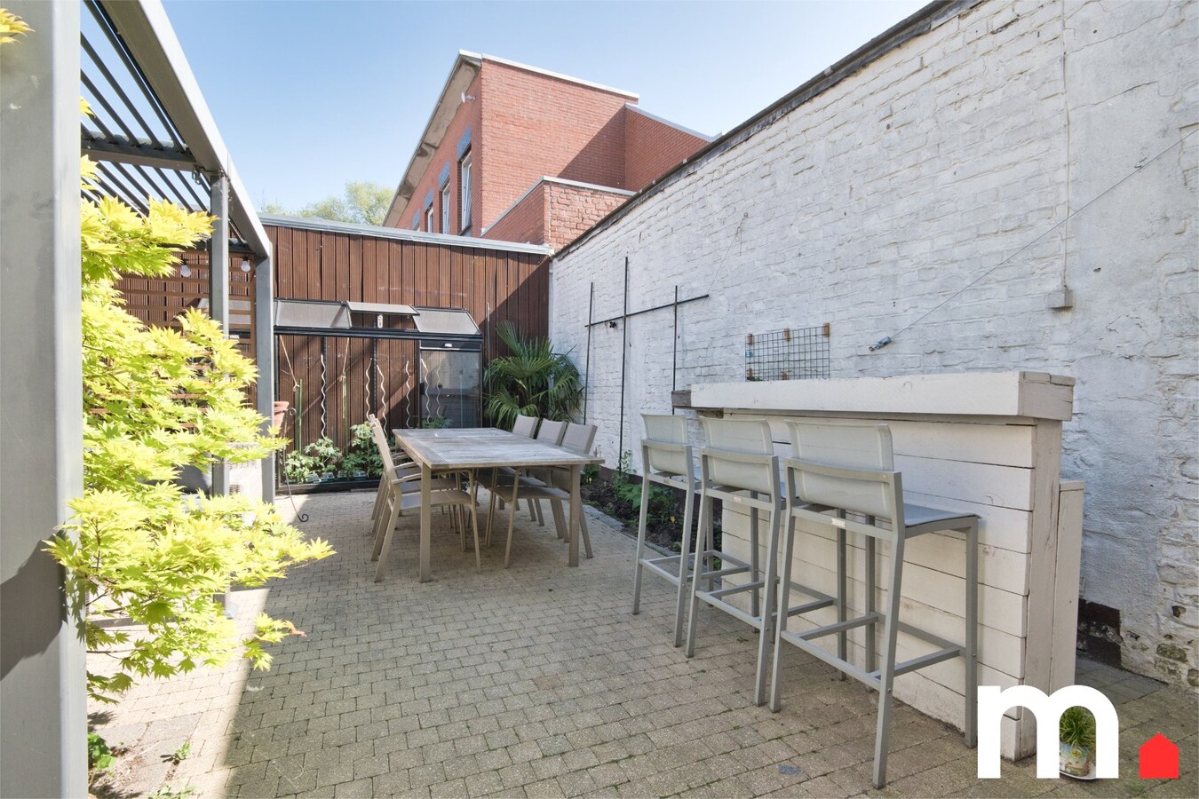 Centraal gelegen instapklare woning met tuin en uitweg via garage ! 