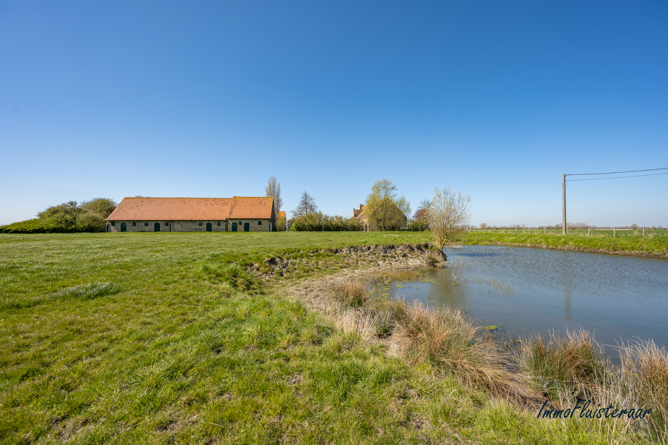 Karakteristieke hoeve met ruime bijgebouwen met tal van mogelijkheden gelegen te Lo-Reninge op 3,5ha. 