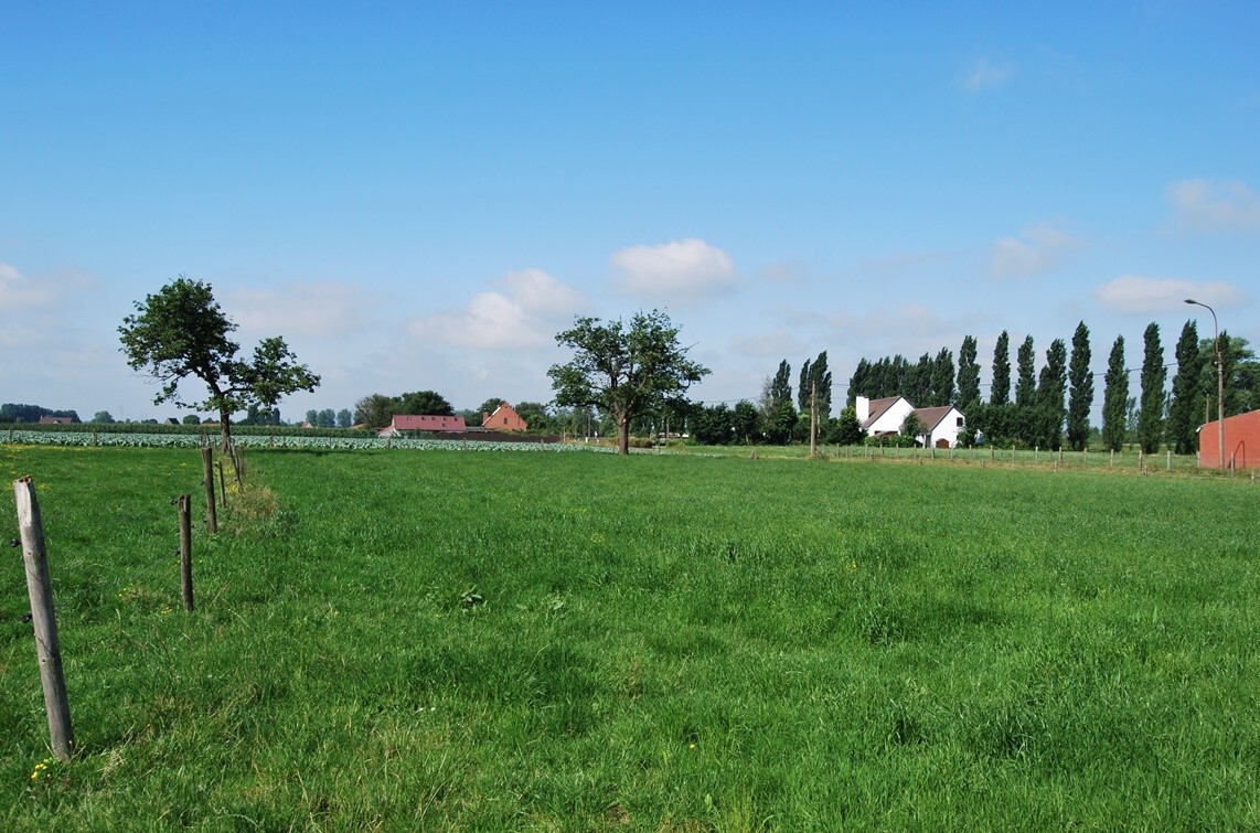 Te renoveren hoeve met stallingen op 9.333m&#178; (+ev. 5ha) te Deinze 