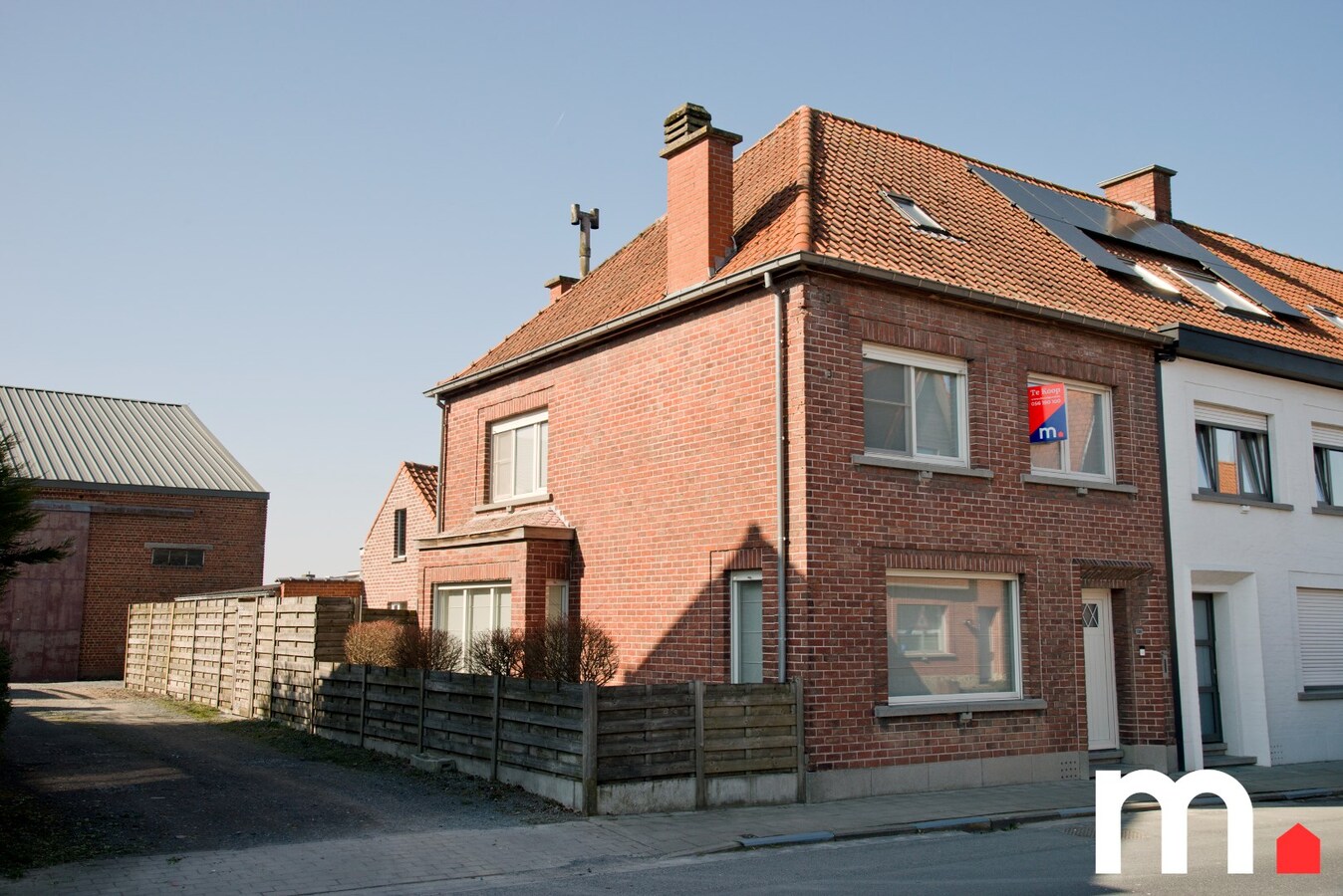 Instapklare halfopen bebouwing met garage te Sint-Eloois-Winkel ! 