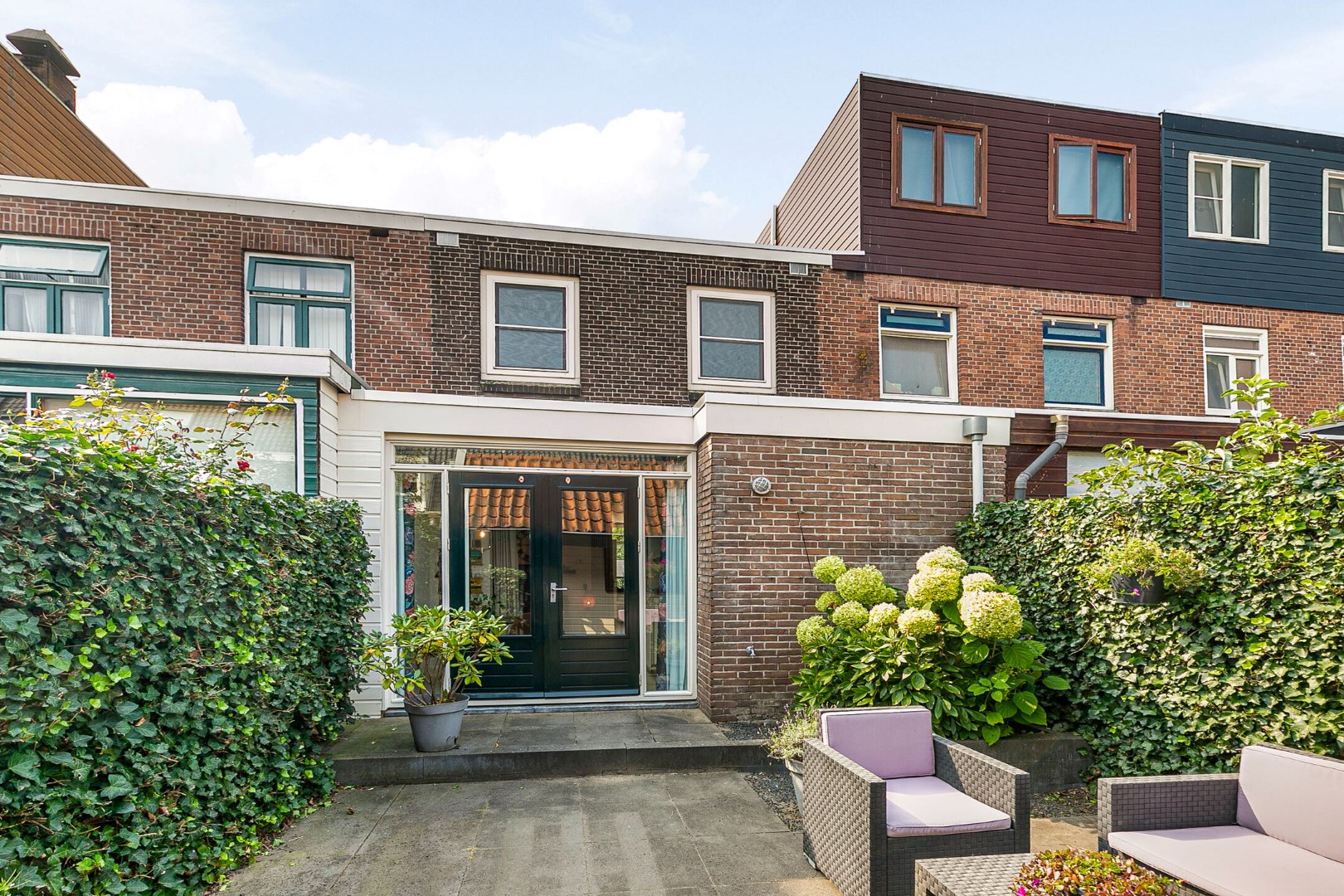 Op zoek naar een karakteristieke  jaren &#39;30 woning? Dan is dit uw kans:  4-kamer uitgebouwde tussenwoning met moderne keuken, 3 slaapkamers, ruime tuin en gelegen op eigen grond! 