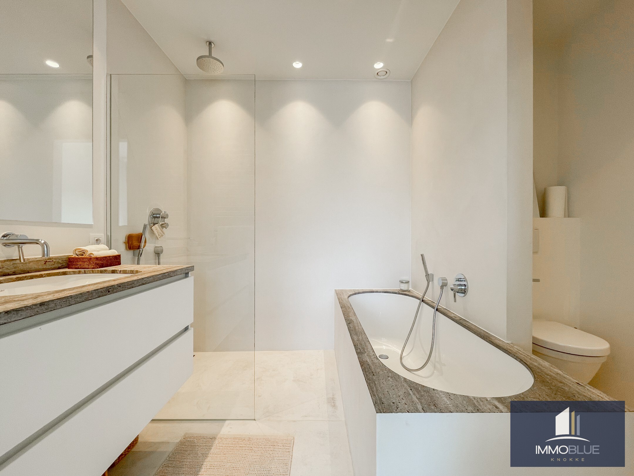 Subliem hoekappartement met ruime terrassen gelegen in het prestigieuze domein Tennis Garden. 
