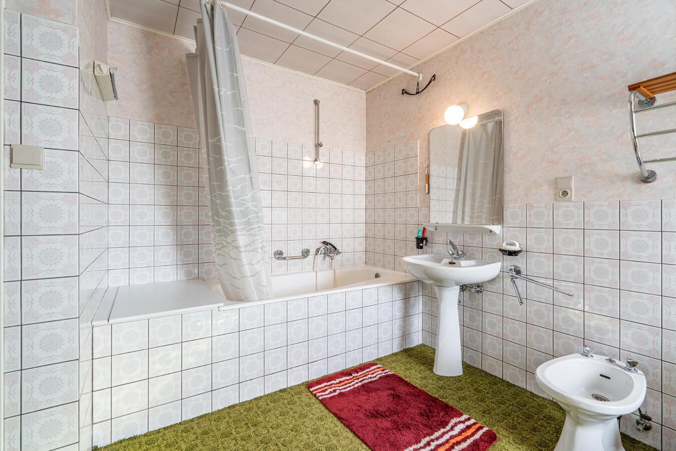 Grote woning met 6 slaapkamers en atelier op 2645 m&#178; te Koekelare 