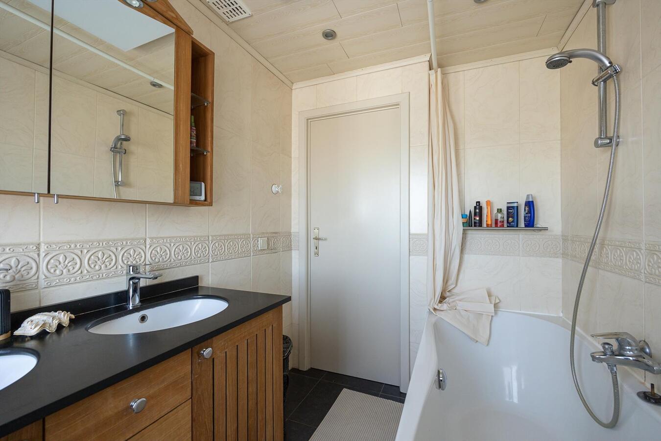 Zeer ruime bel-&#233;tage woning in een rustige woonwijk! 