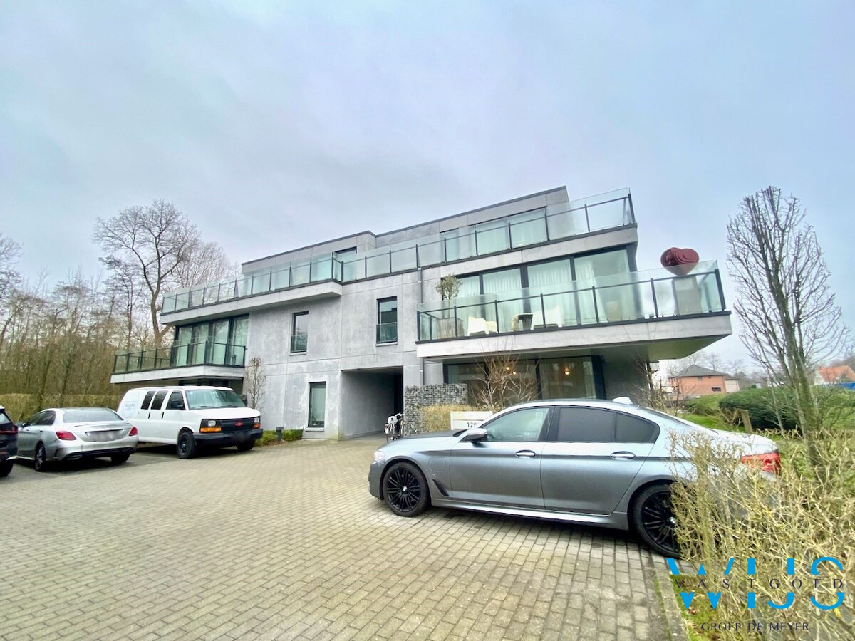 Gelijkvloers app. met 2 slaapkamers &amp; tuin te SINT-MARTENS-LATEM ! 