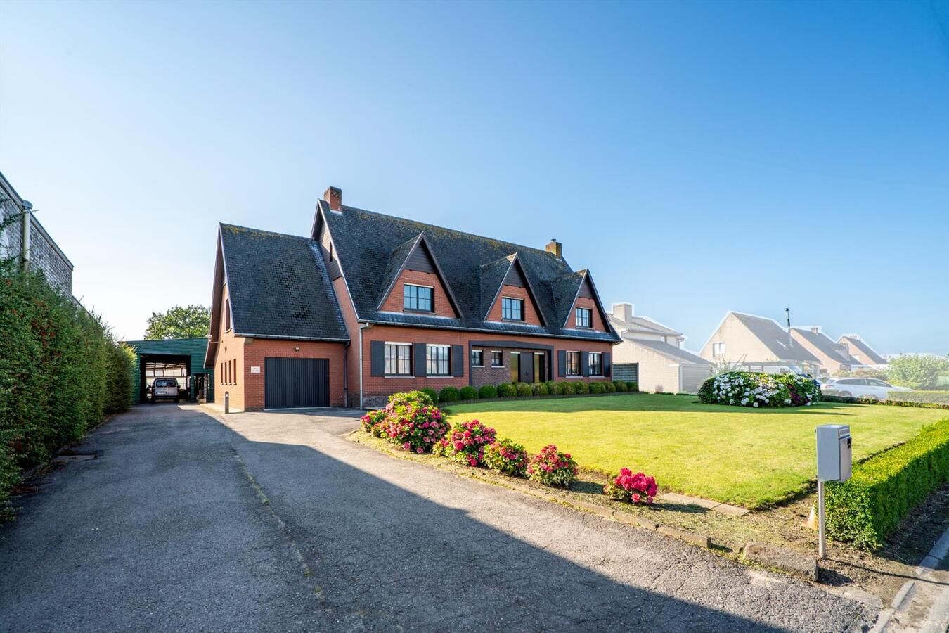 Grote woning met 6 slaapkamers en atelier op 2645 m&#178; te Koekelare 