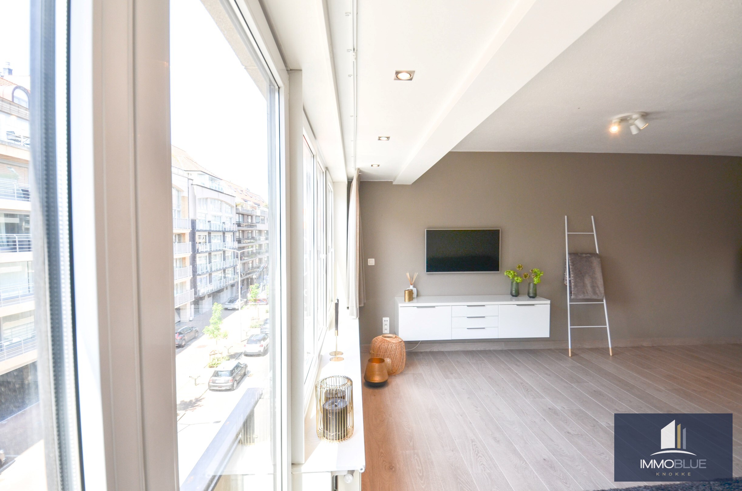 Instapklaar lichtrijk appartement met een gevelbreedte van ongeveer vijf meter. 