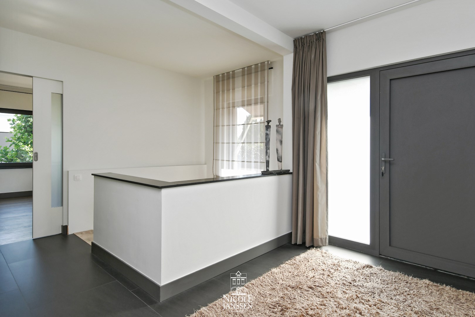 Ruime inkomhal met apart gastentoilet met lavabo 