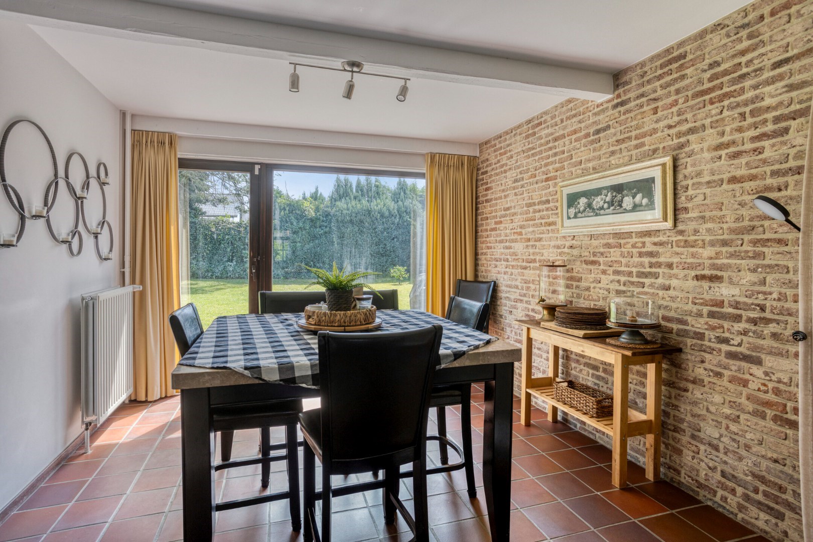 Rustig gelegen open bebouwing met 5 slaapkamers, 3 badkamers, dubbele garage en zonnige tuin in Tervuren – EPC 201 kWh/m&#178; – bewoonbare oppervlakte 339 m&#178; 