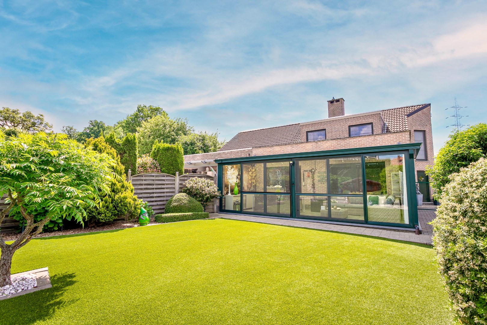 Rustig gelegen, energiezuinige woning op +/- 7a te Buizingen. 