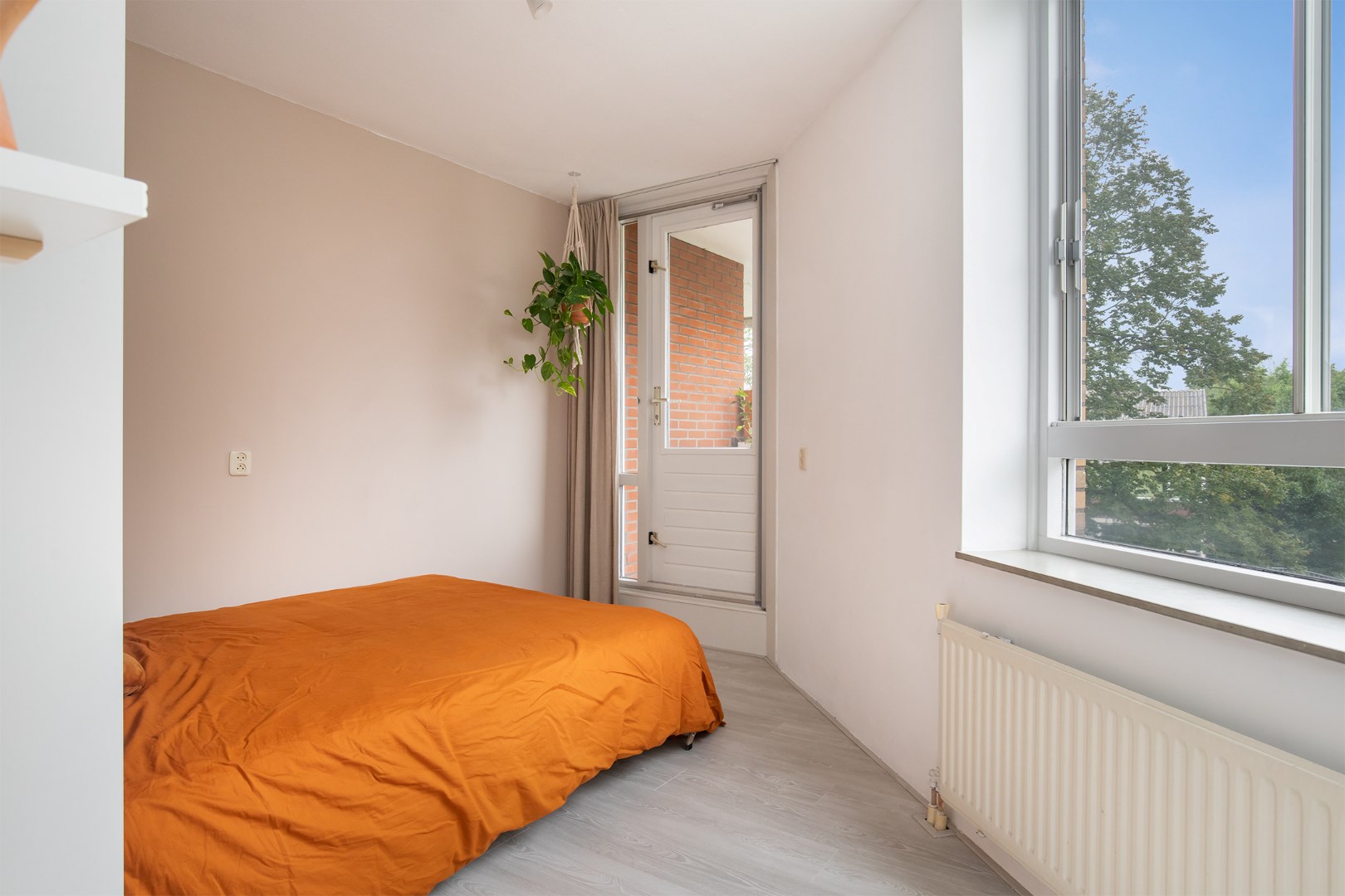 Speels ingedeelde  3-kamer hoek appartement op de 2e woonlaag met een zonnig balkon/ loggia op een groene &#233;n centrale locatie. 