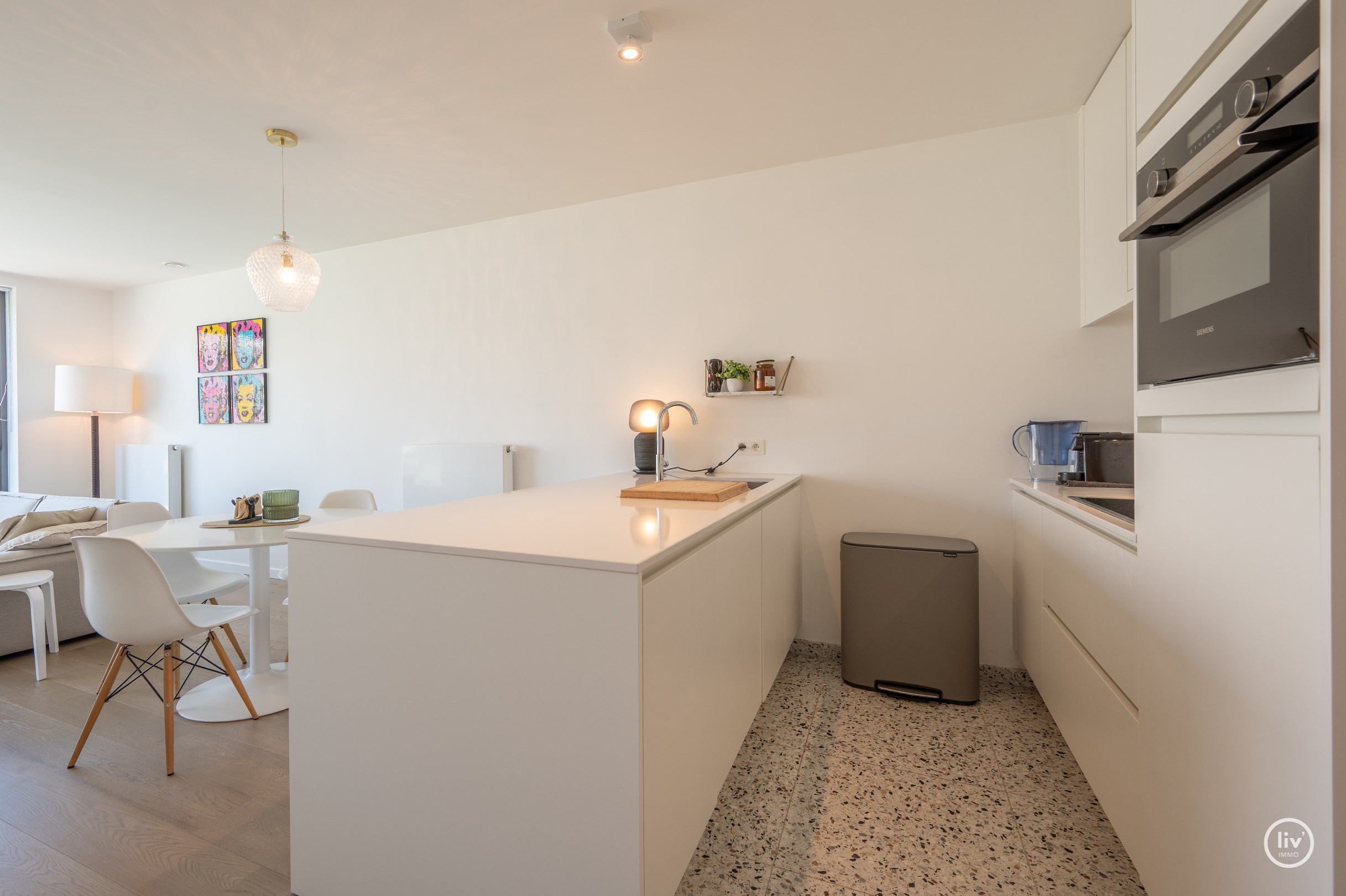 Appartement pr&#234;t &#224; emm&#233;nager (2021) avec vue d&#233;gag&#233;e sur la rue de Knokke, &#224; distance de marche de la digue de l&#39;Albertstrand. 