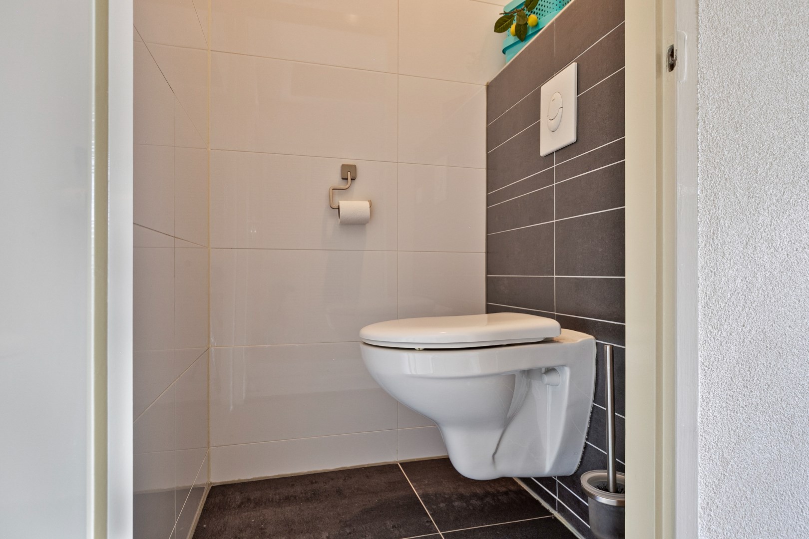 Keurige 6-kamer drive-in woning met moderne keuken, nette badkamer, 5 slaapkamers, zonnige tuin en eigen parkeerplaats! 