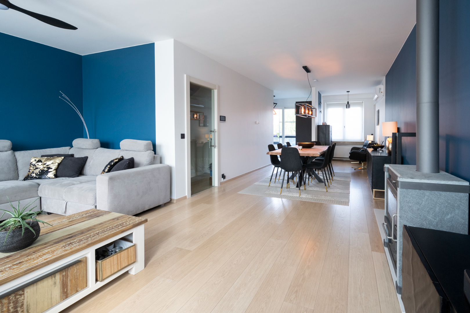 Instapklare, gerenoveerde bel-&#233;tage woning met 4 slaapkamers, terras, garage en tuin in rustige woonwijk. 