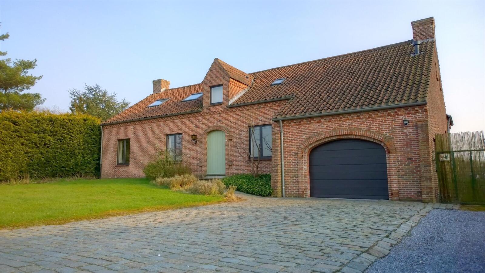 Landhuis met stalgebouw op ca. 1,8 Ha te Geel (antw) 