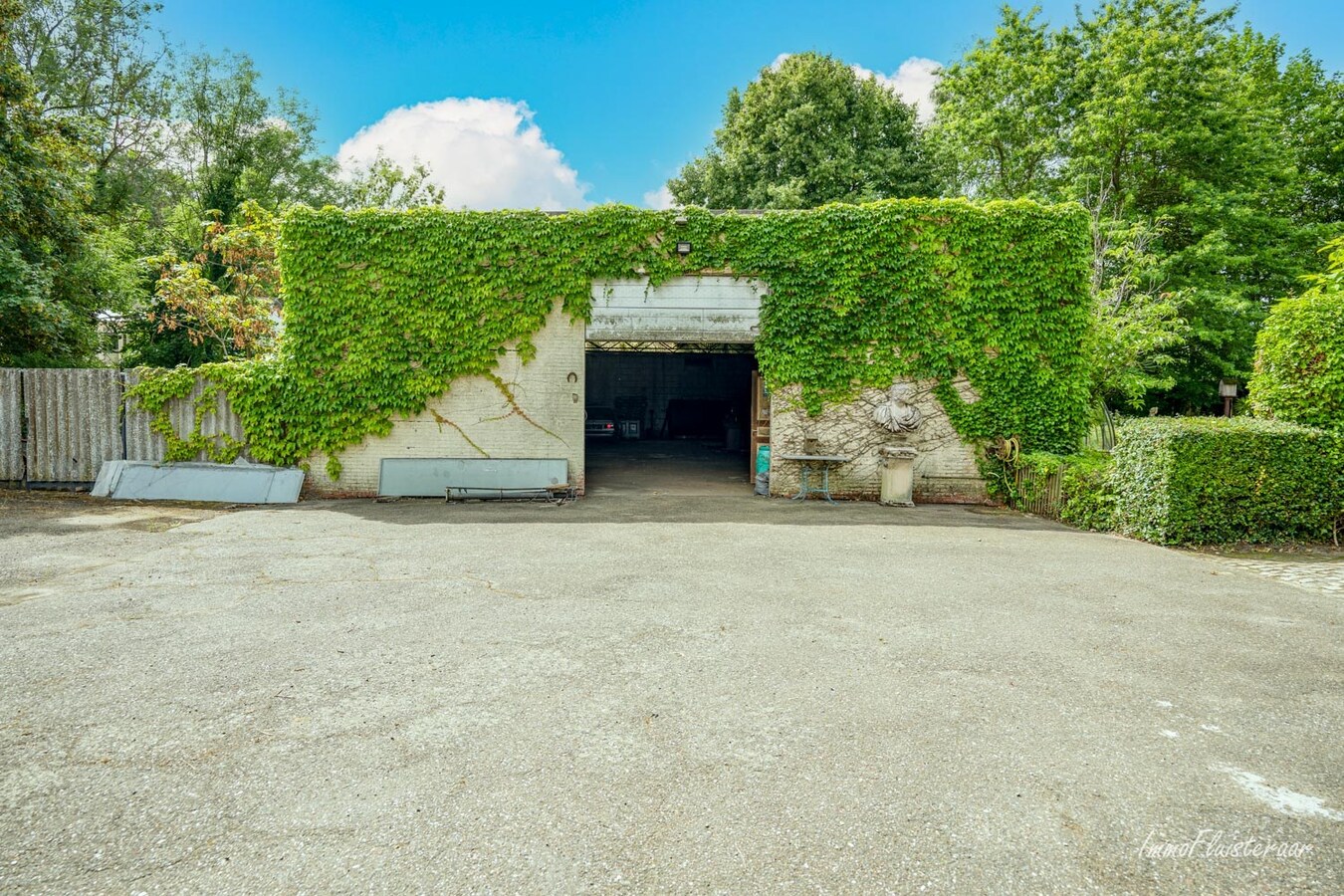 Ruime laagbouwwoning met magazijn, sierserre, aanhorigheden en stallen op ca. 75a te Messelbroek (Scherpenheuvel-Zichem; Vlaams-Brabant) 