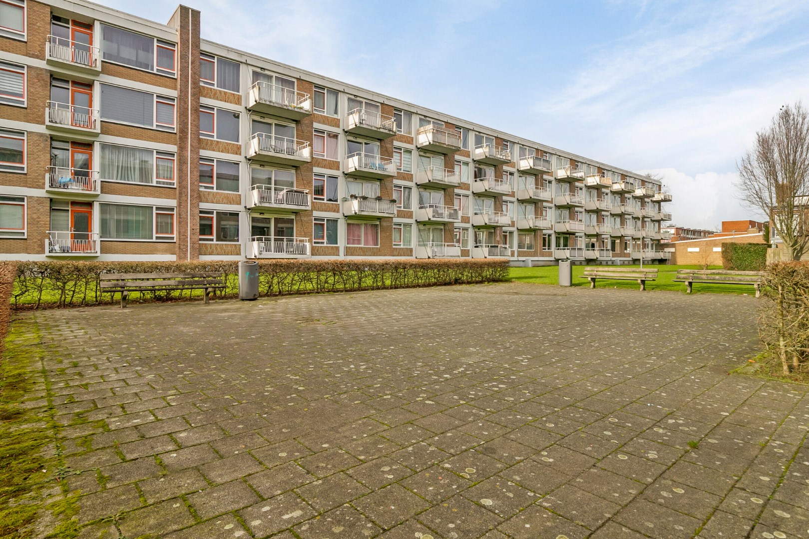 3-kamer TOP appartement met 2 balkons en berging in de onderbouw gelegen in de wijk Charlois Pendrecht. 