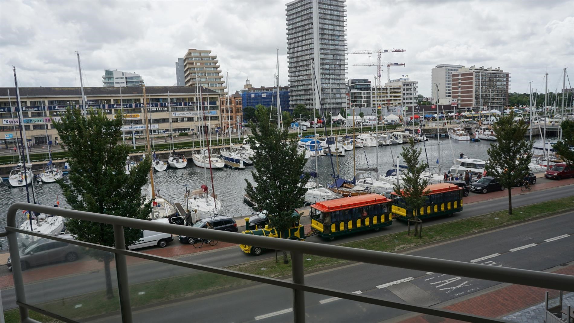 GEMEUBELD APP. MET 2 SLPS MET TERRAS EN PRACHTIG ZICHT OP JACHTHAVEN 