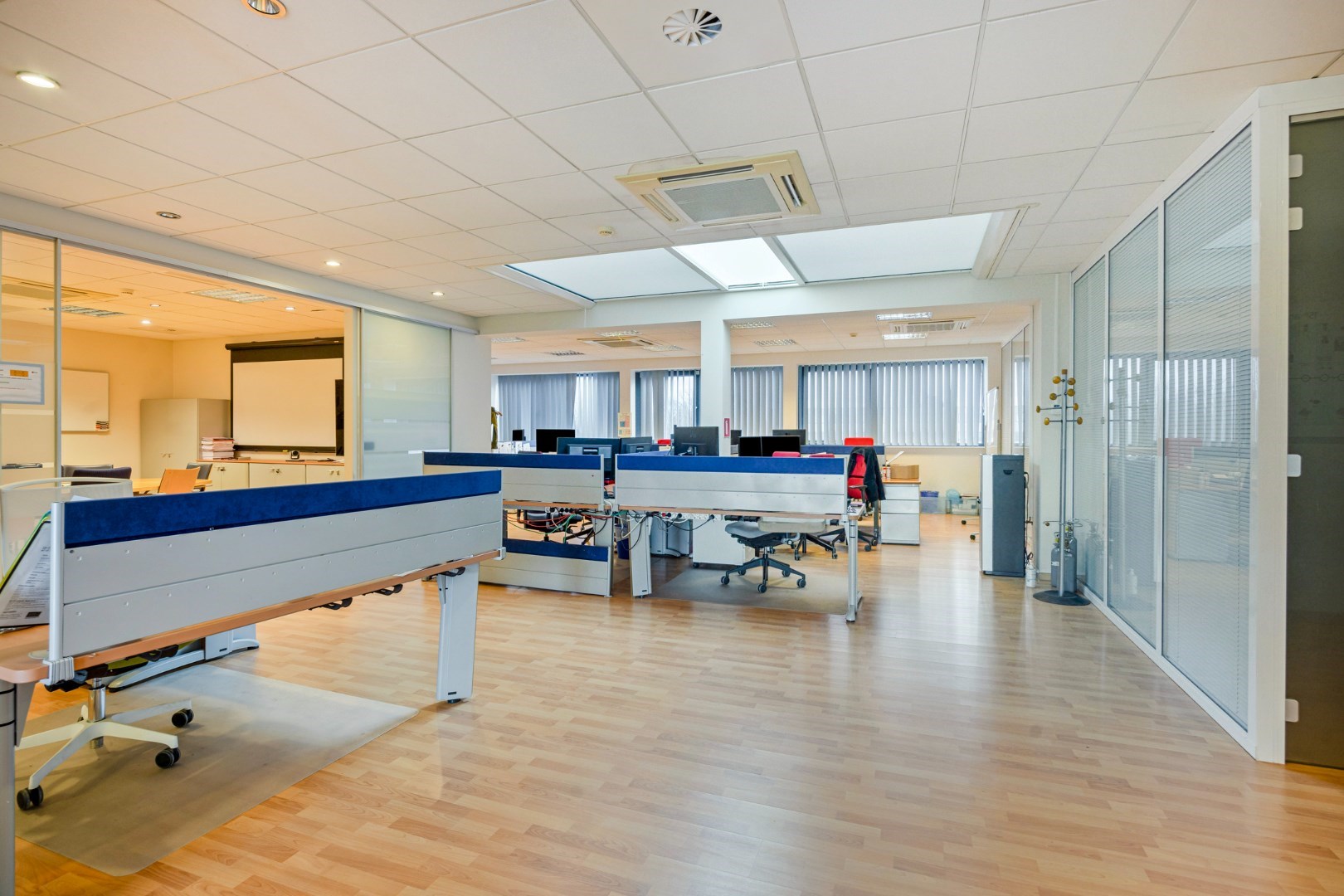 Kantoor te koop in het industriepark te Haasrode/Heverlee met 14 parkings - opp. 626 m&#178; - verkoop van aandelen 