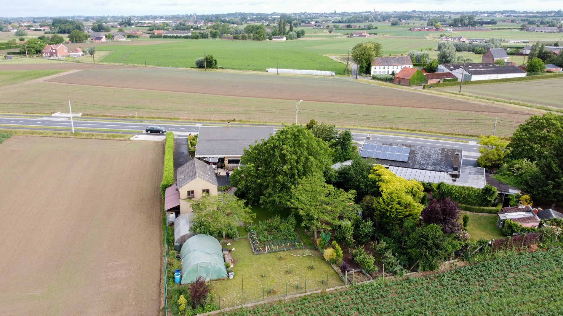 Grote alleenstaande woning met garage, werkplaats en tuin op 1.378 m&#178; 