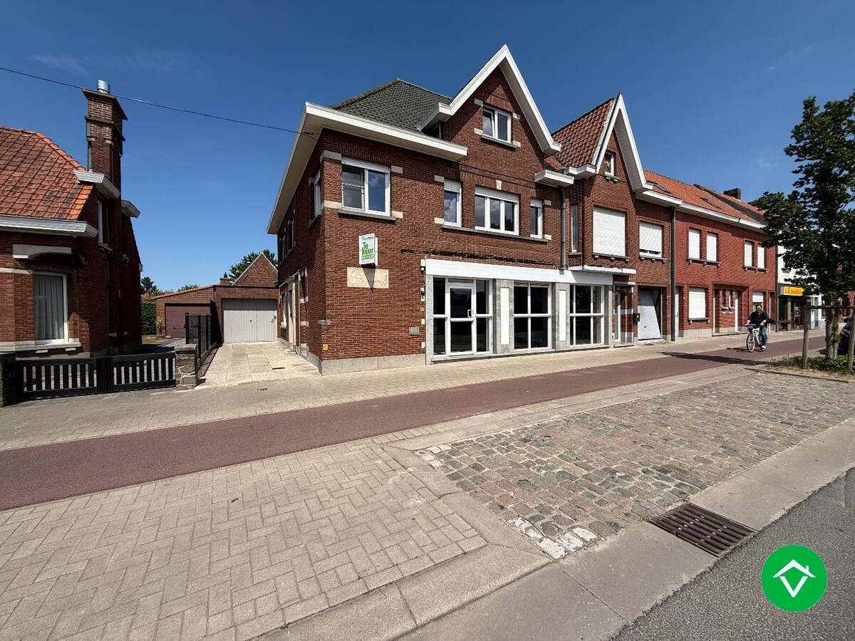 Woning met 4 slaapkamers, garage en tuin te Roeselare 
