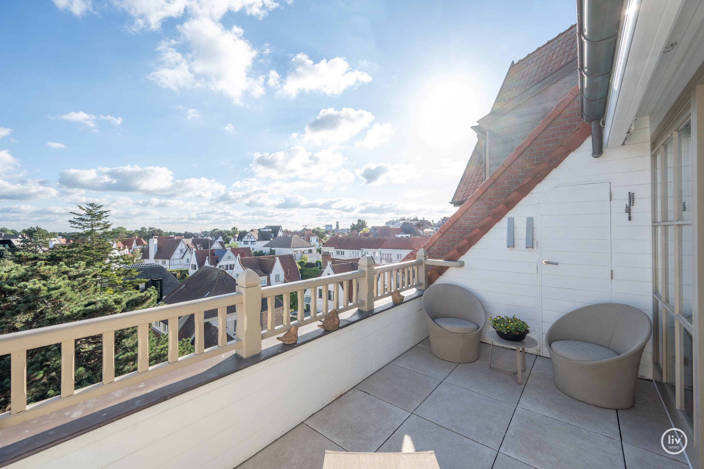 Appartement exceptionnel avec une magnifique terrasse ensoleill&#233;e et une vue panoramique sur les villas du Zoute, situ&#233; entre le centre de Knokke. 