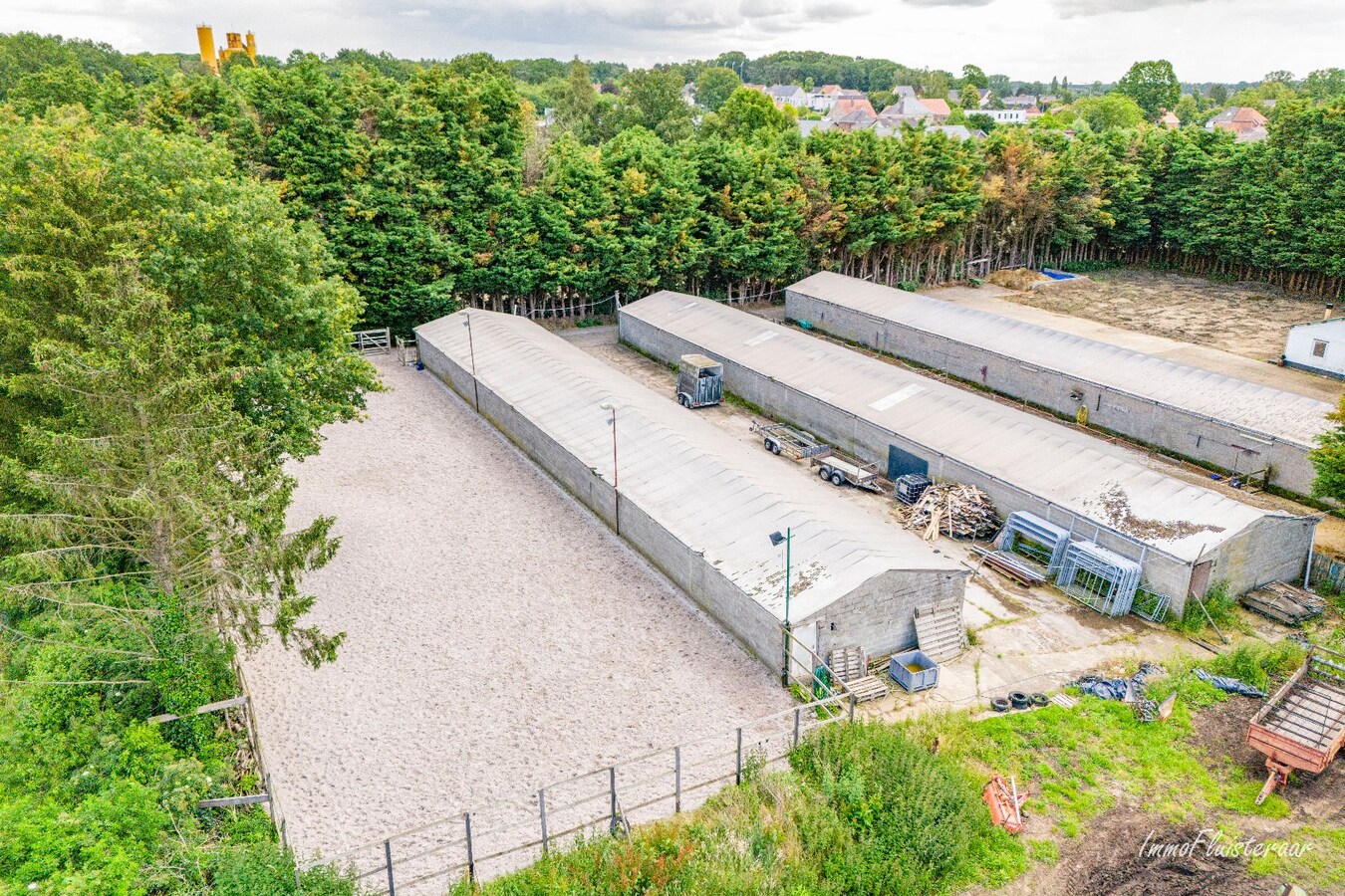 Paardenaccommodatie met 46 stallen, buitenpiste en hangaar op ca. 55 are te Linkhout (Lummen) 