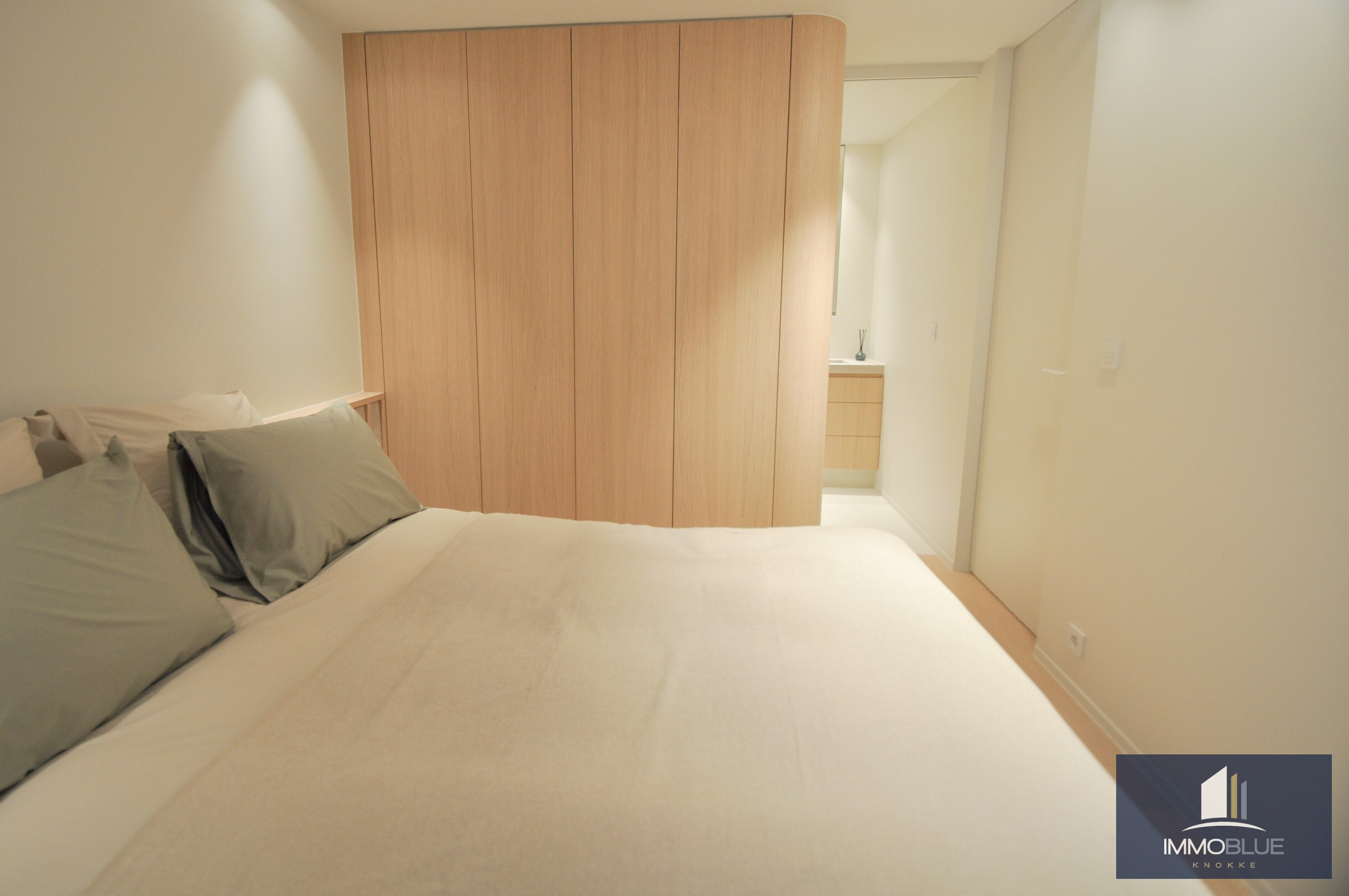 Volledig gerenoveerd appartement met een mooi zijdelings zeezicht gelegen nabij het Driehoeksplein. 