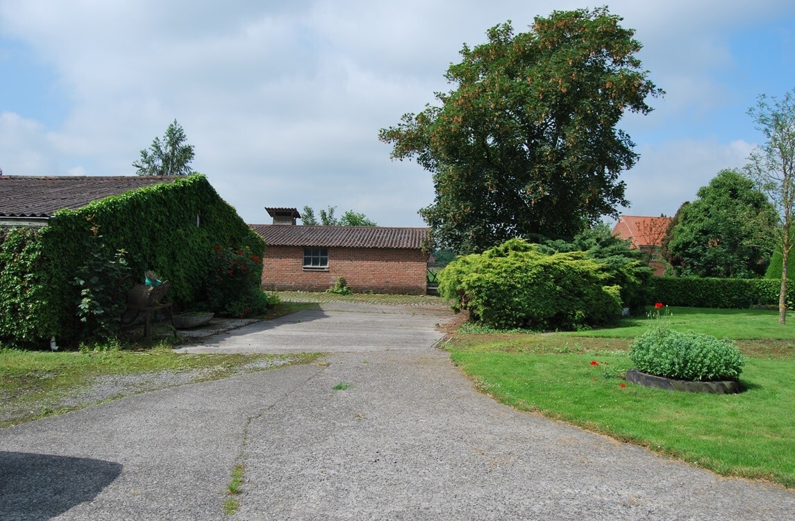 Te renoveren hoeve met stallingen op 9.333m&#178; (+ev. 5ha) te Deinze 