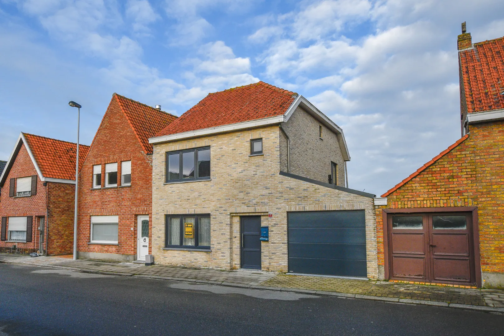 Volledig gerenoveerde woning met zeer grote leefruimte en open keuken, garage van 26 m² en 3 slaapkamers. 