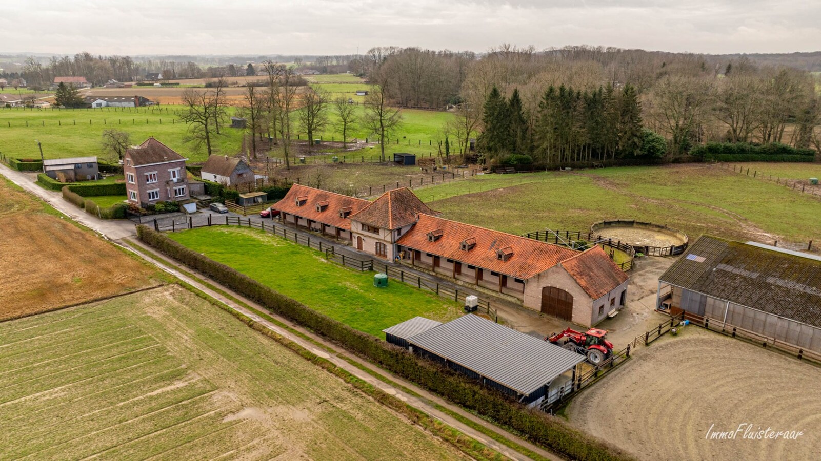 Magnifique complexe &#233;questre avec maison d&#39;entreprise, environ 33 &#233;curies et une piste int&#233;rieure sur plus de 5,6 hectares &#224; Bever (Brabant flamand). 