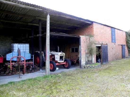 Woning met bijgebouwen en stallen op ca. 2,4 ha te Peer 