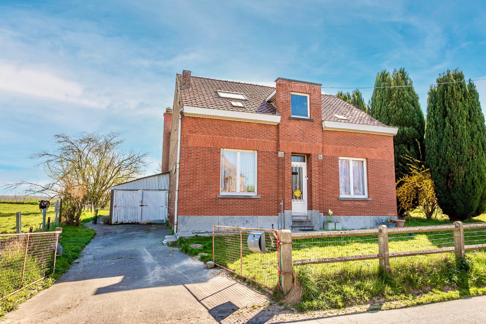 Te renoveren woning met omliggende gronden 