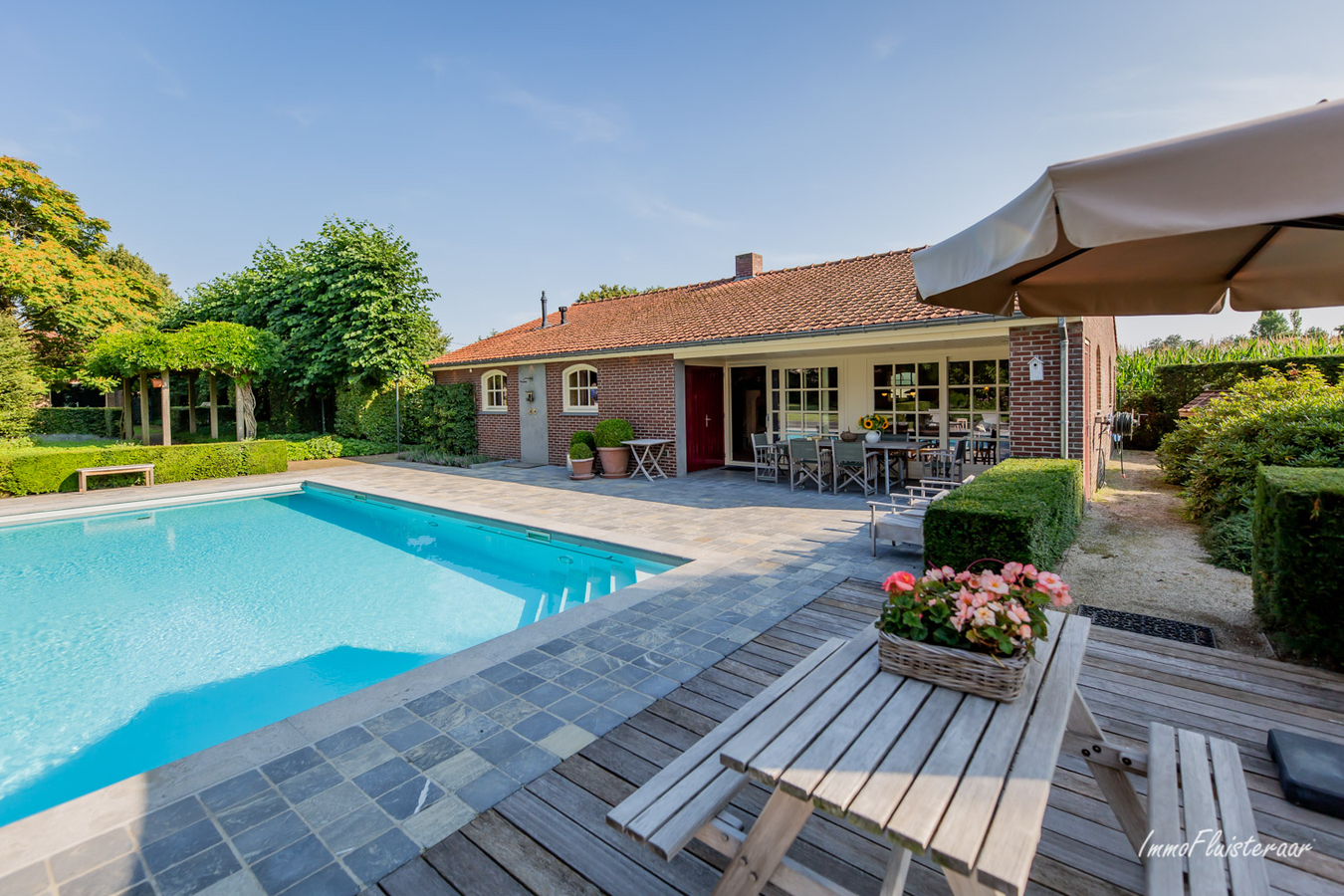 Prachtige villa met zwembad, achterliggende weilanden en een volledig ingericht poolhouse op +/-1,66ha te Kinrooi 