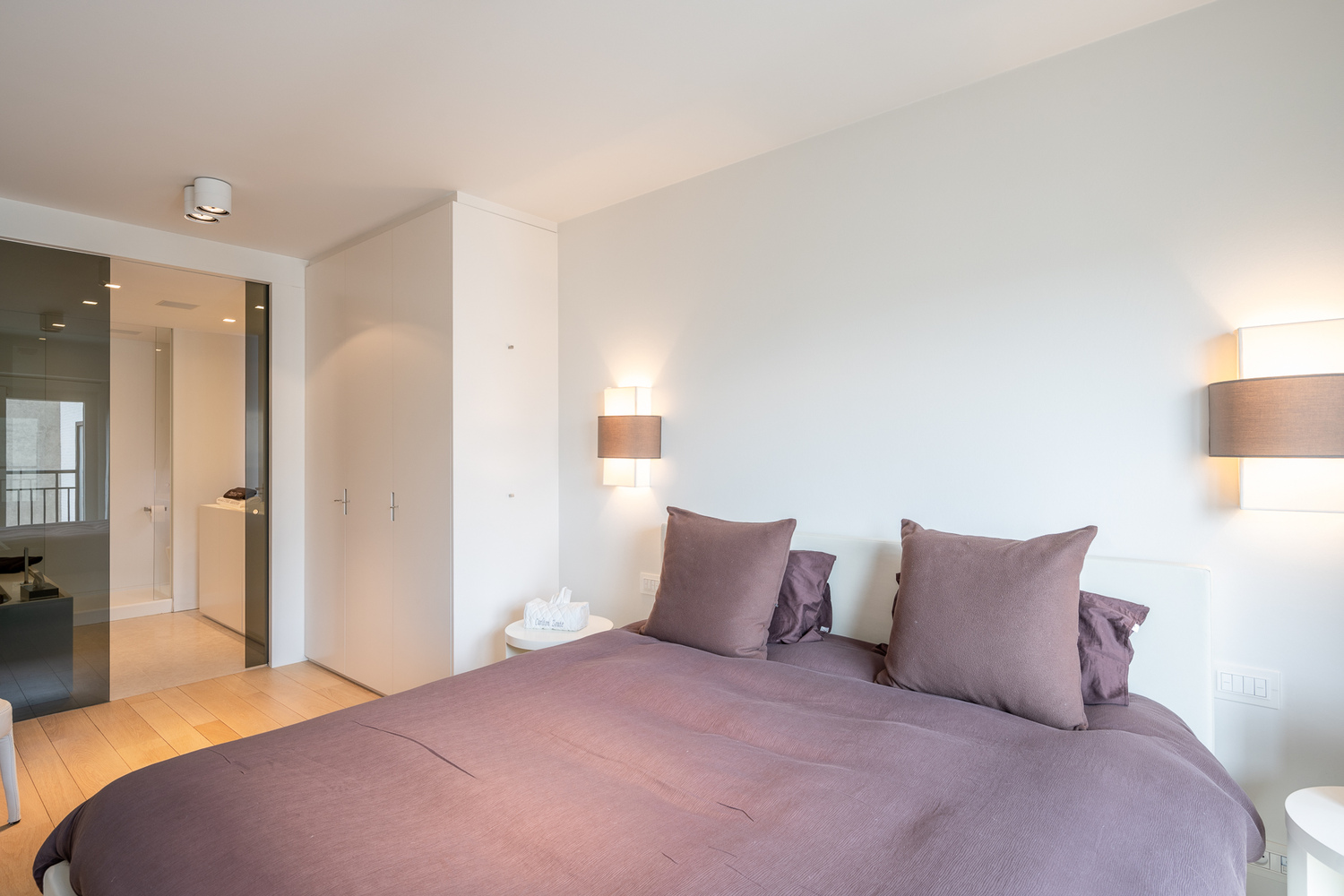 Instapklaar appartement (gevelbreedte van 8,6m!) met 3 slaapkamers op het exclusieve Albertplein te Albertplein Knokke-Zoute. 