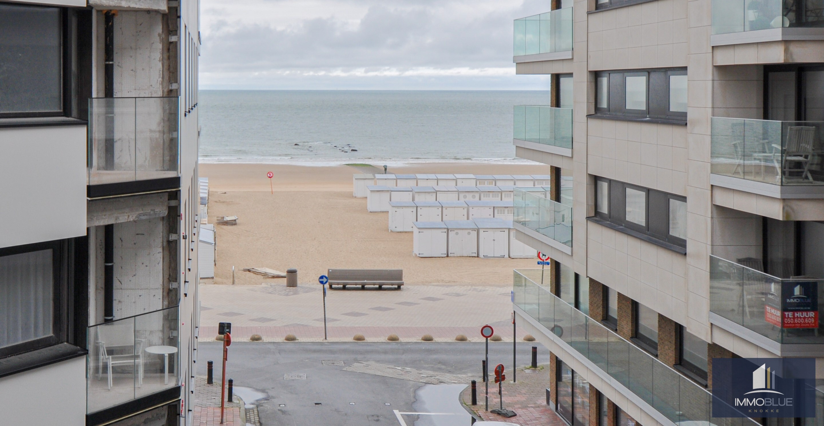 Appartement enti&#232;rement r&#233;nov&#233; avec une belle vue lat&#233;rale sur la mer. 