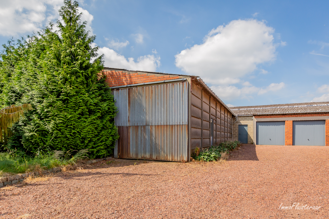 Ruime woning met grote loodsen/bijgebouwen op ca. 70a te Gelrode (Vlaams-Brabant) 