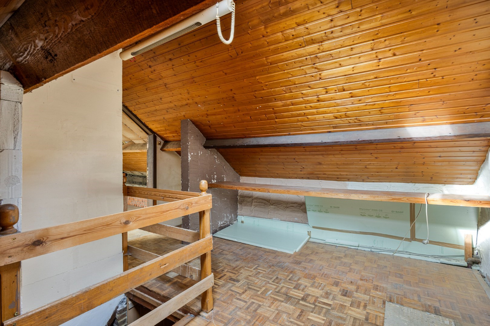 Halfopen hoekwoning met garage en dakterras op toplocatie in Kessel-Lo – renovatieproject met veel potentieel 