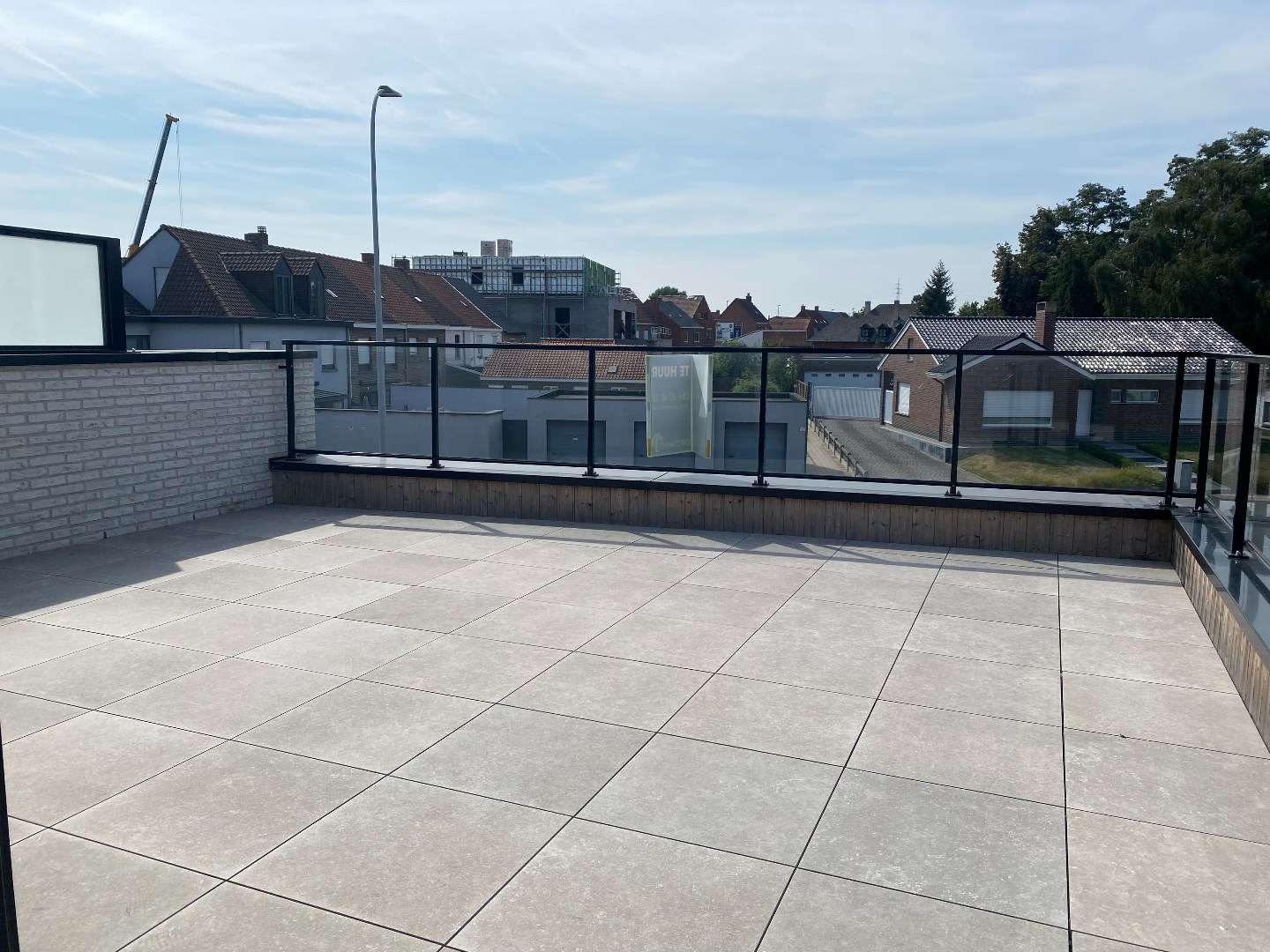 Nieuwbouw luxe appartement op de eerste verdieping met 2 grote terrassen, 2 slaapkamers en mogelijkheid om een garage bij te huren. 