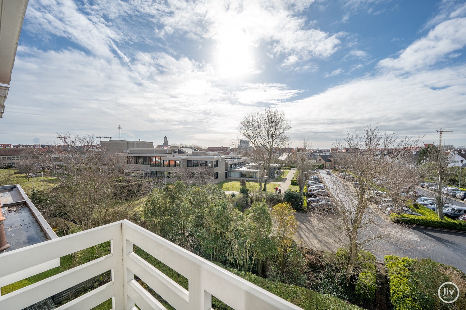 Prachtig gerenoveerd appartement op een topligging met frontaal meerzicht aan het zegemeer te Knokke. 