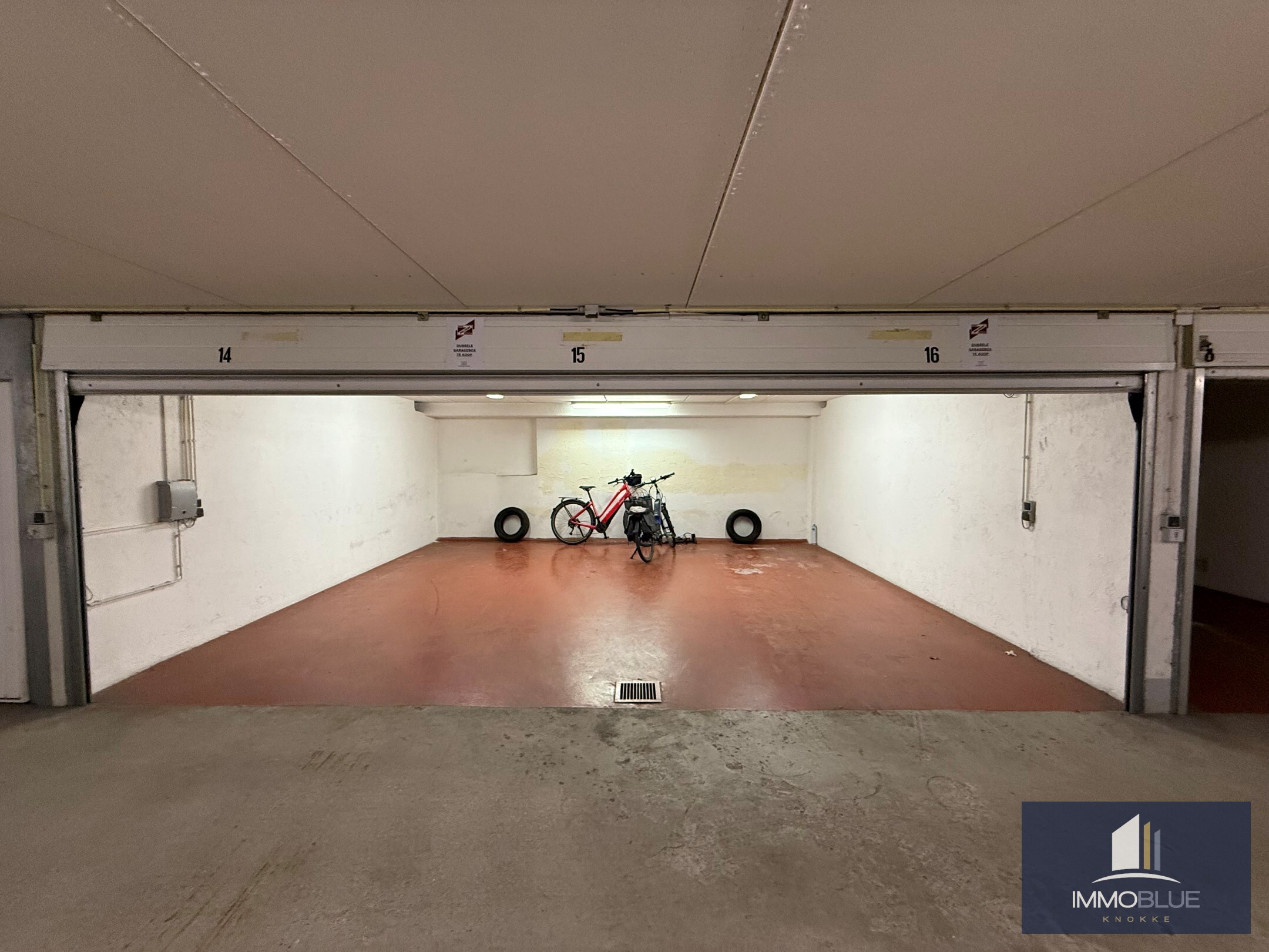 Uitzonderlijk ruime garagebox gelegen nabij het Rubensplein. 