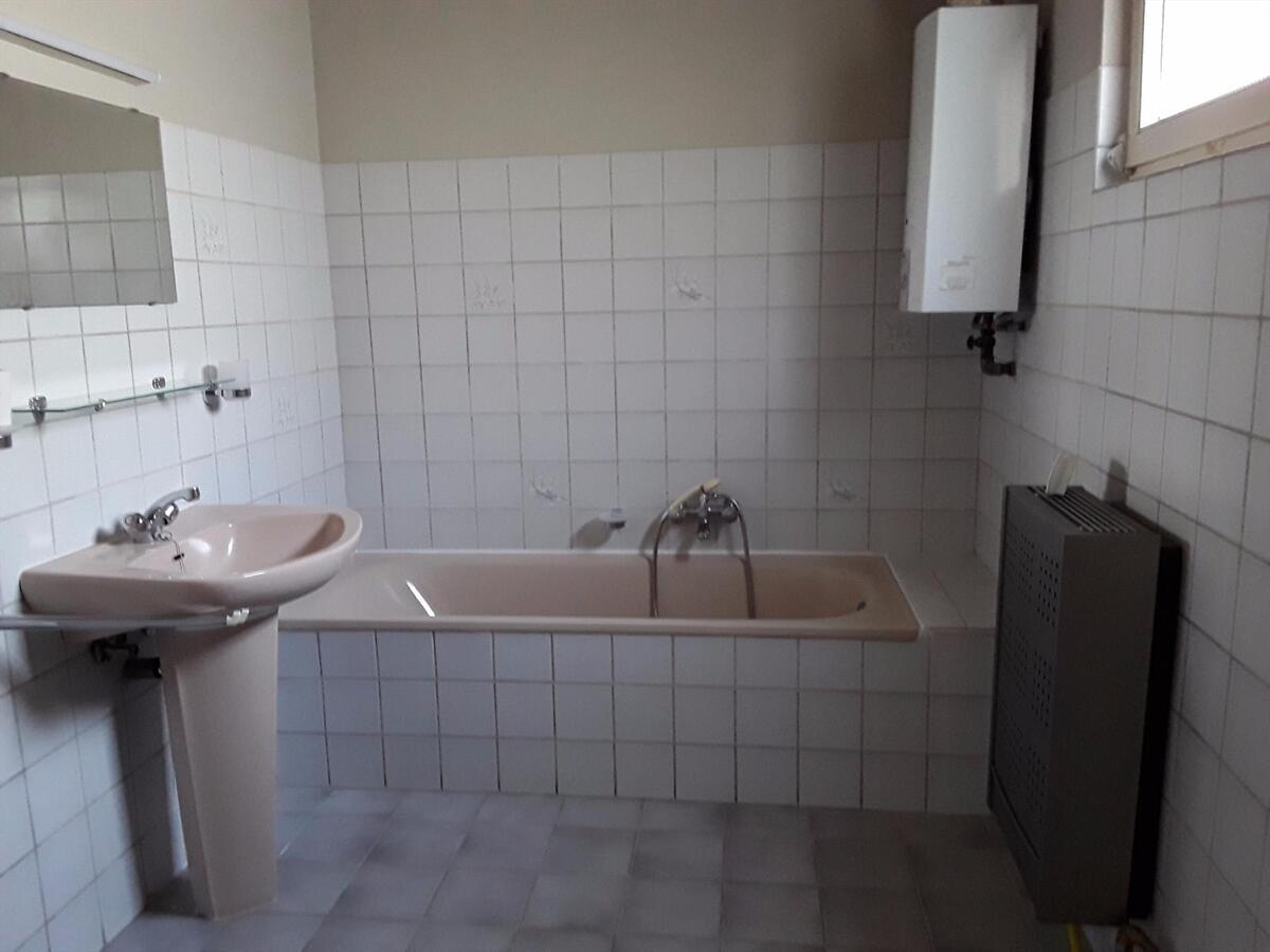 Woning met 2 slaapkamers en koer te Roeselare 