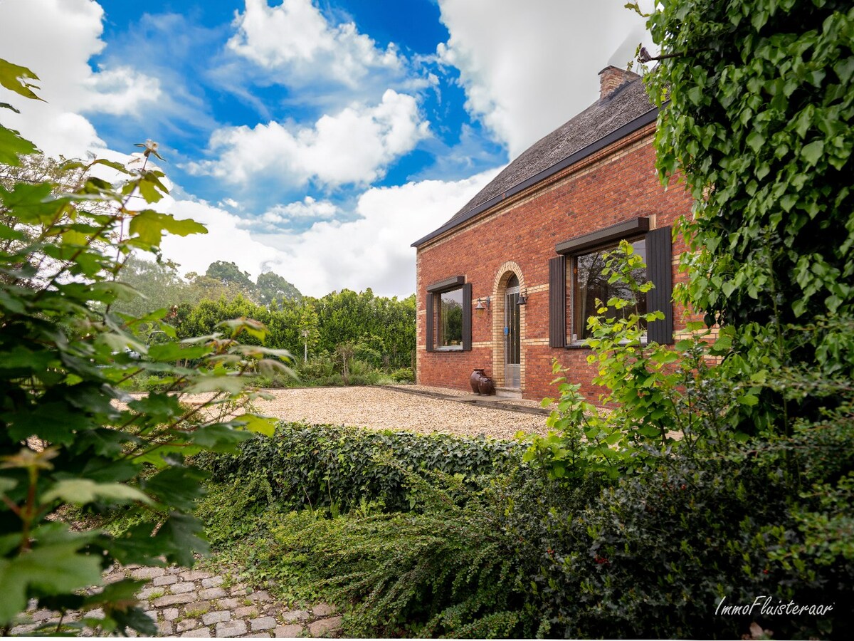 Maison authentique &#224; r&#233;nover avec jardin idyllique sur environ 95a. 