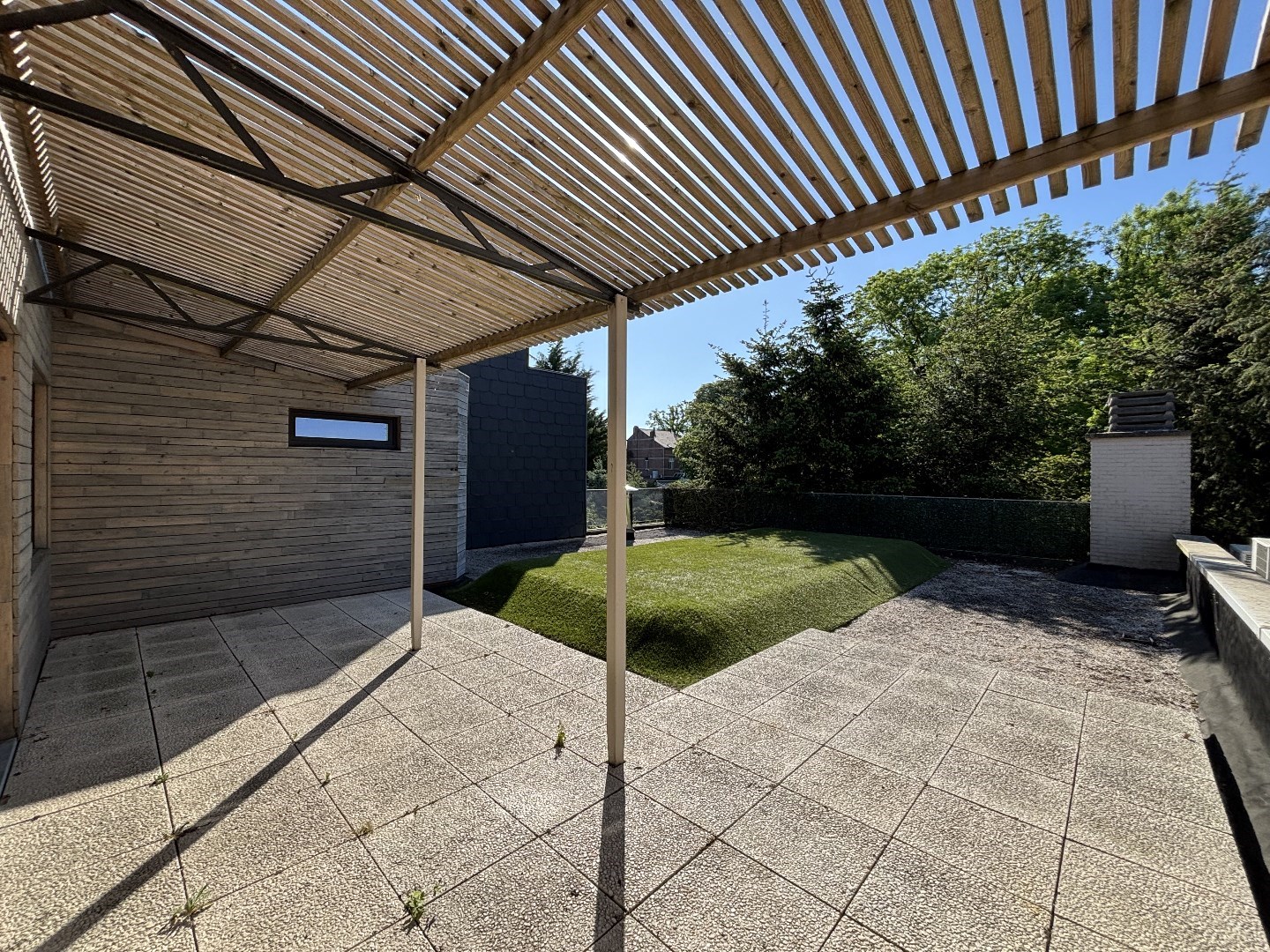 Instapklare duplex met 3 slpk. &amp; ruim terras (100 m&#178;) in hartje Neerpelt 