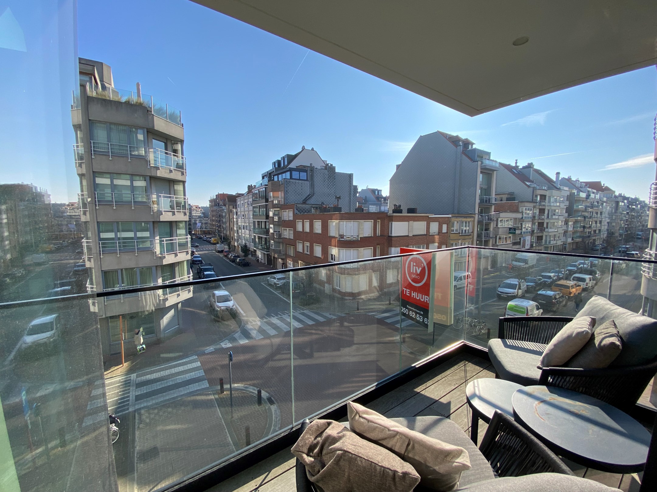 MEUBL&#201; - Appartement spacieux et lumineux avec 3 chambres situ&#233; sur l&#39;avenue Paul Parmentier &#224; Knokke, VUE PARTIELLE SUR LA MER. 